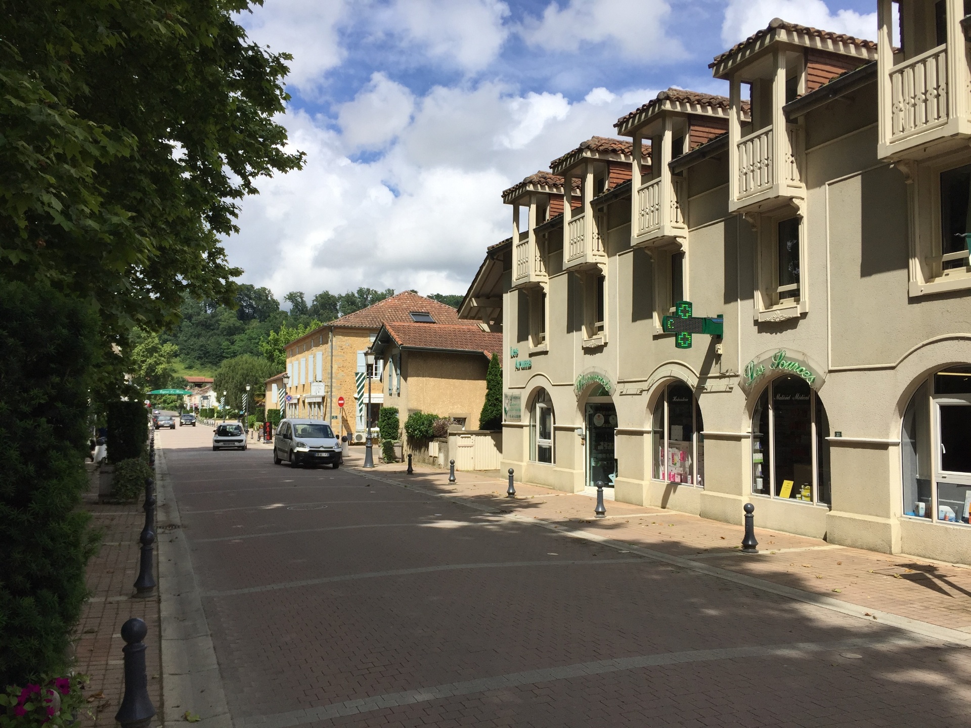 Rue René Vielle à Eugénie-les-Bains, façade de la résidence Les Arums