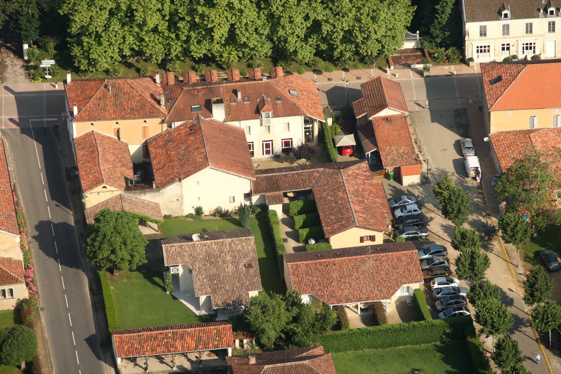 Vue aérienne de la résidence Les Arums et du Parc des Thermes d'Eugénie-les-Bains